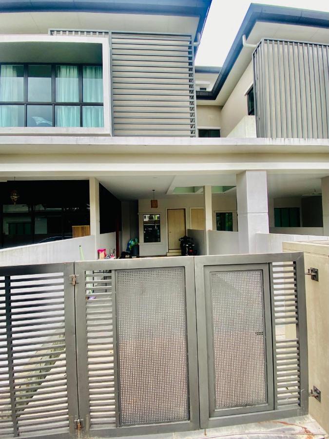 Faizal Madhi Homestay Kuching Luaran gambar
