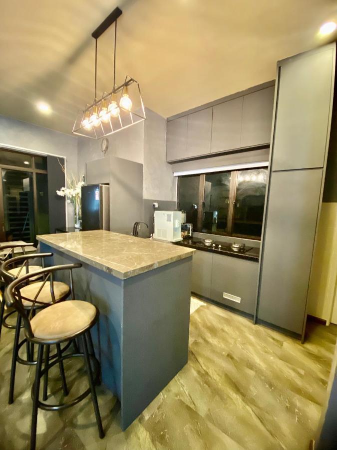 Faizal Madhi Homestay Kuching Luaran gambar